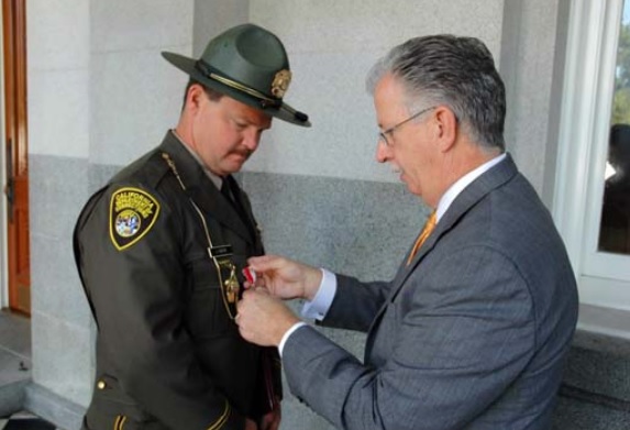 Correctional officer receives silver star award from a chief deputy with the department.