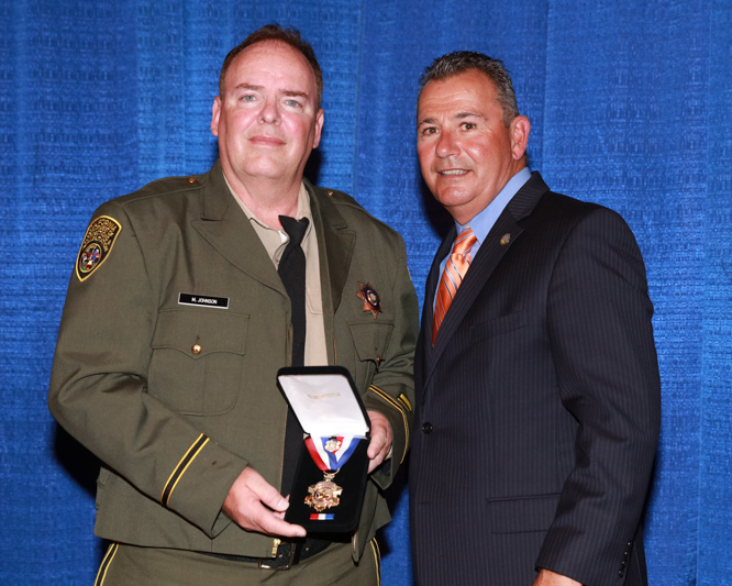 Correctional Officer Mike Johnson with Secretary Kernan presenting him the Medal of Valor in 2016.