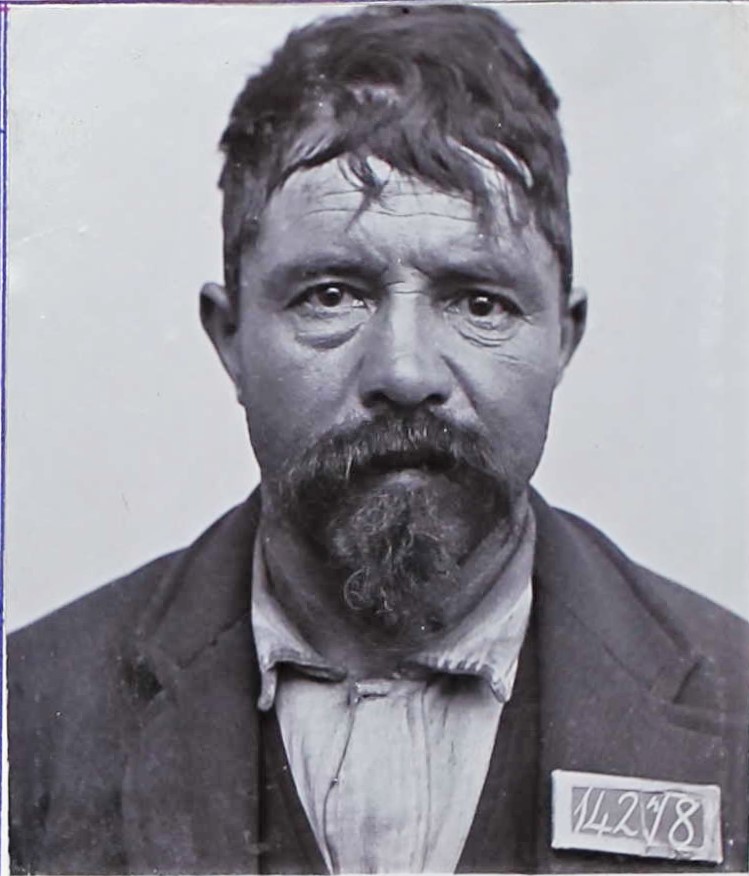 A prison mugshot of Peter Derrenchecker in 1890 with the number 14278 on his coat.