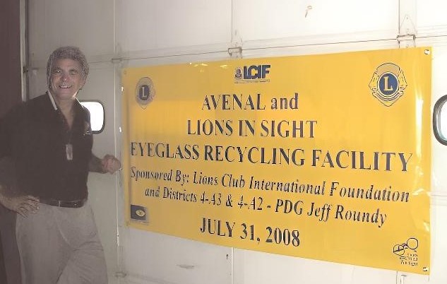 2008 image of a man who helped found the eyeglasses refurbishment program.