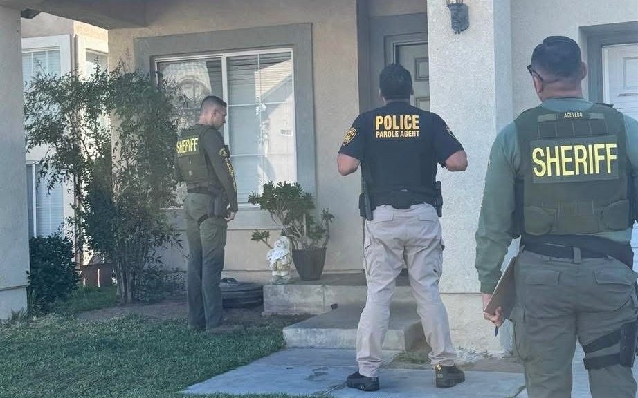 Sheriff's deputies and parole agents conduct sex-offender compliance sweeps