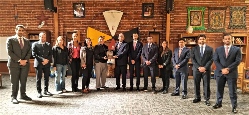 Qatar delegation presents a plaque to MCRP-LA 2 staff.