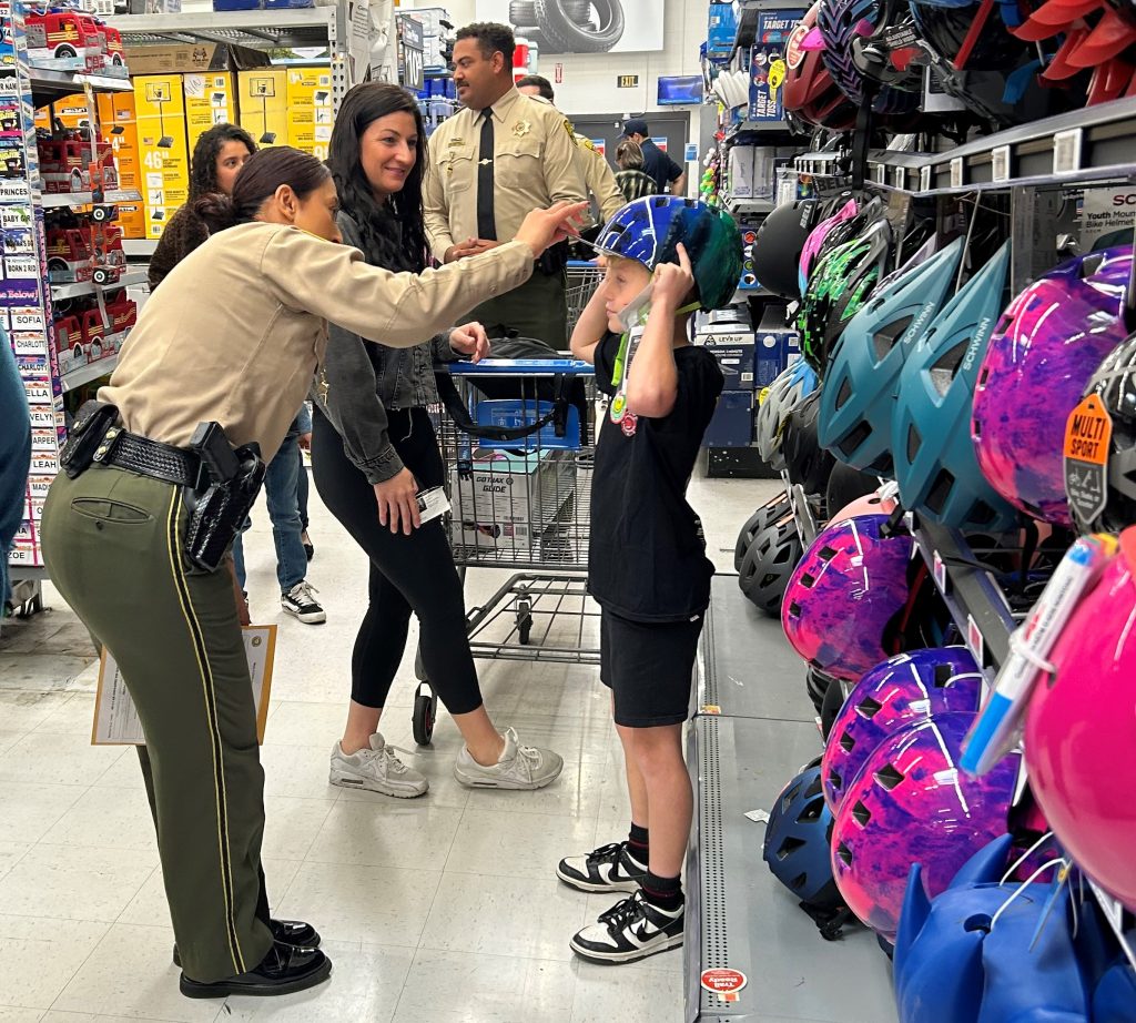 CIW officers help children shop for holiday presents.