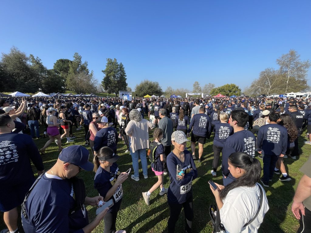 Large group photo of Support Blue Run in Fresno.
